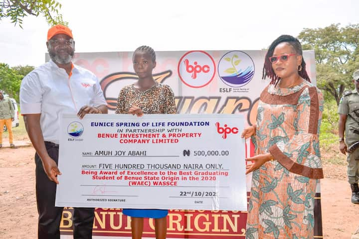 16-year-old girl gets N500,000 reward as WAEC’s best