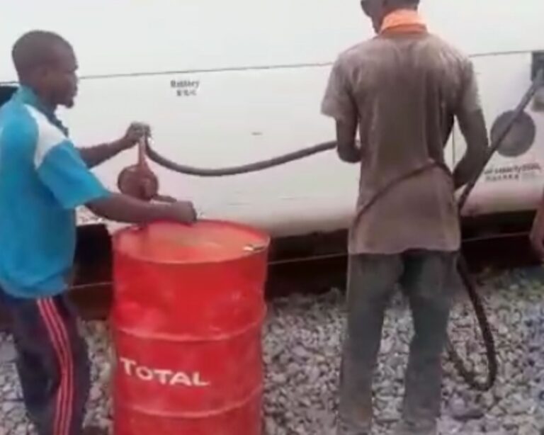 Relief for stranded passengers as engineers refuelled Lagos-Ibadan train (video) 