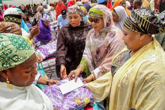 Sallah: Bauchi First Lady with Fidelity Bank distributes wrappers, food items to women