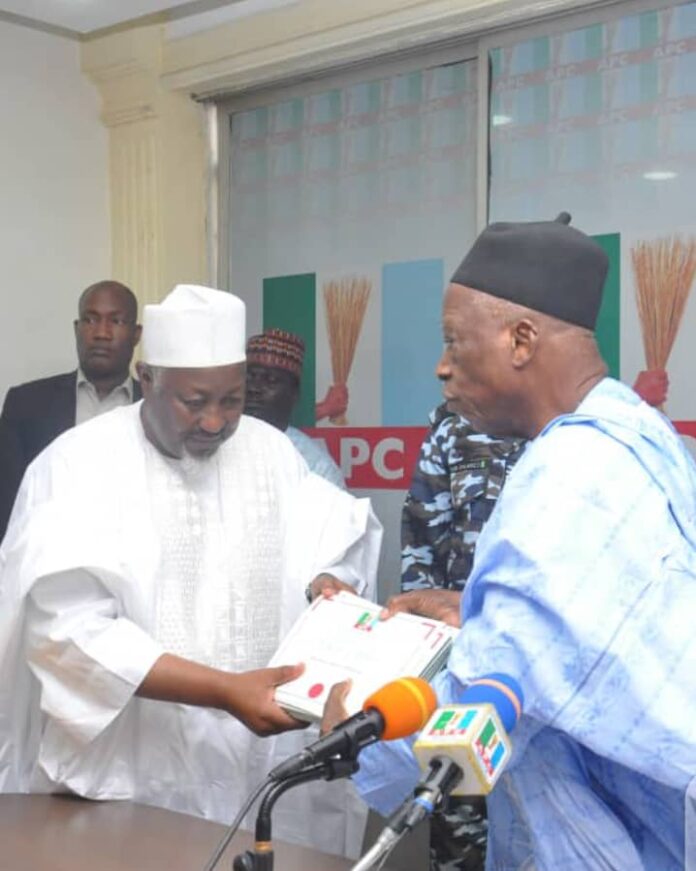 Gov. Badaru presents certificate of return to new APC excos