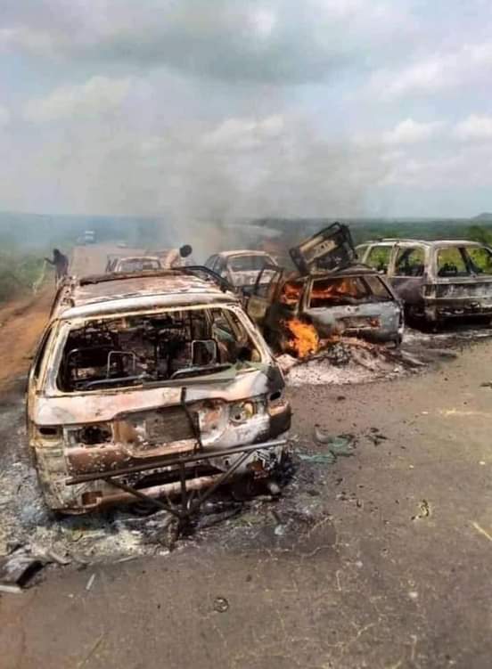 Hoodlums burn vehicles,  kidnap students, travellers, in Kaduna