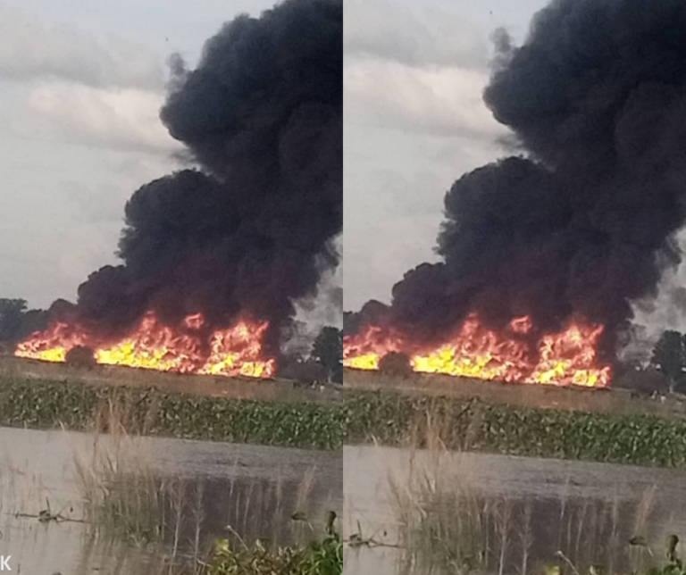 BREAKING: Fire engulfs boats laden with petroleum products along Nigeria/Cameroon border (Photos & Video)