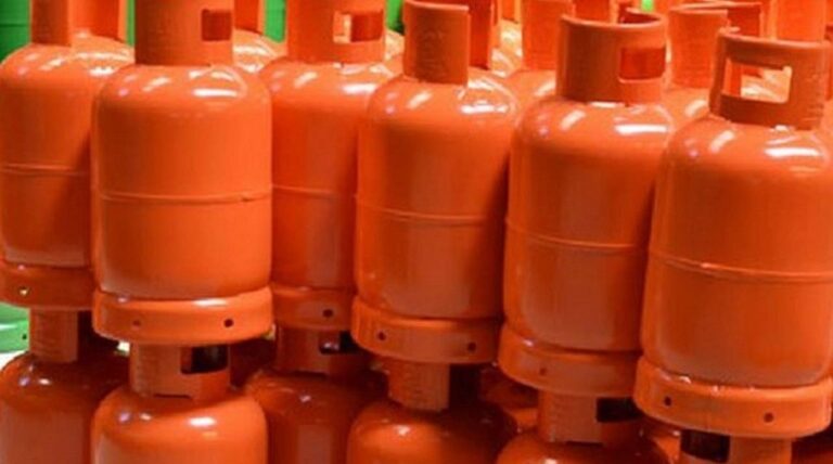 Price of cooking gas rises by 70.62% in one year