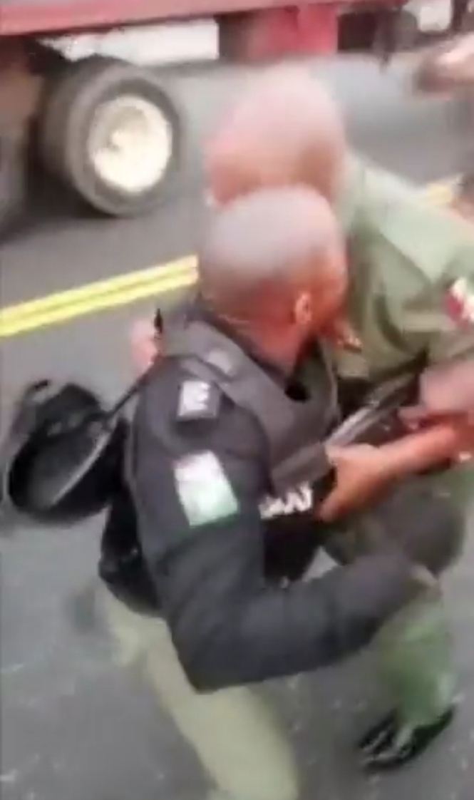 Policeman, soldier fight dirty on Lagos street