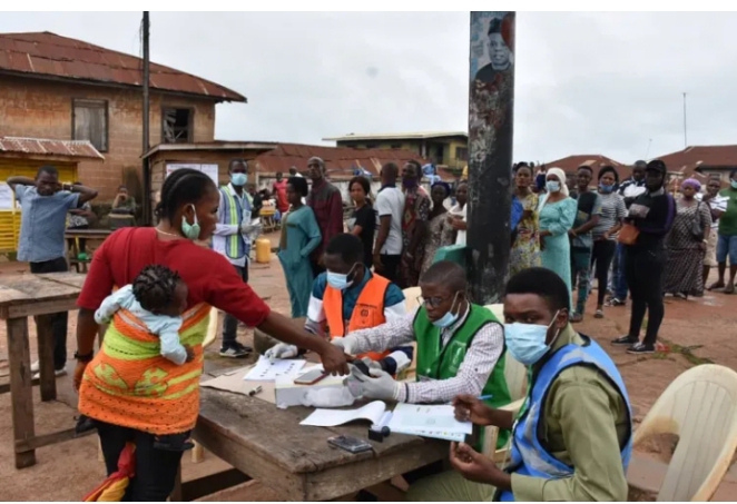 Volunteers replace INEC ad-hoc staff who failed to report for duty in Anambra