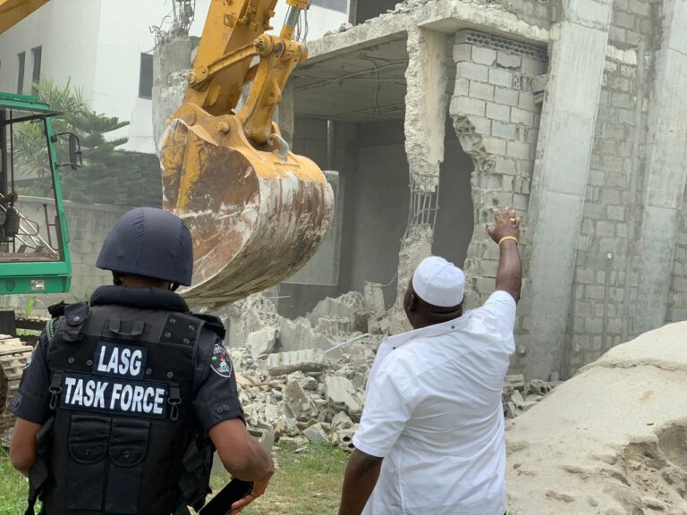 Lagos govt begins demolition of illegal buildings on Banana Island (Photos) 