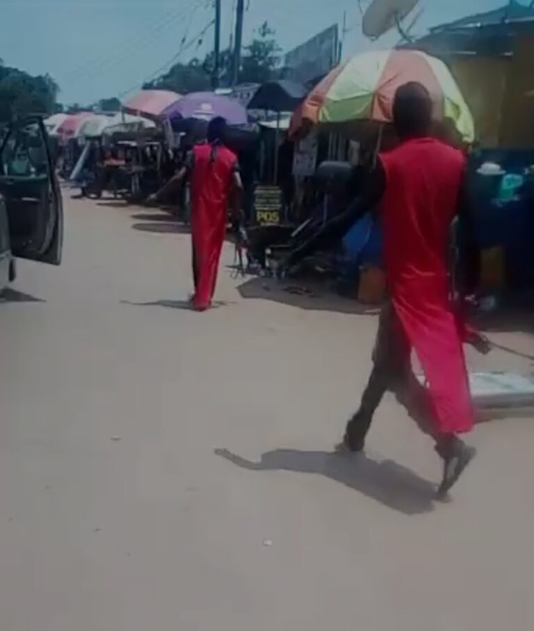 Suspected ESN/IPOB operatives engage in vandalism at Ishieke market (Video)