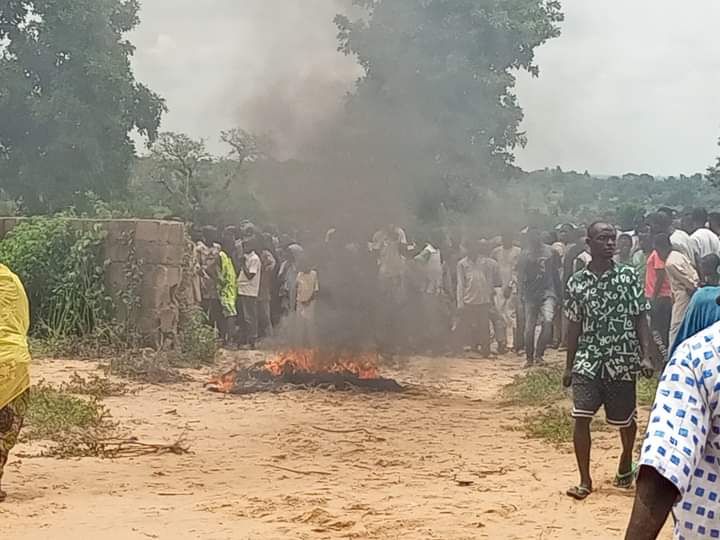 Angry mob in Niger State burns suspected ritualist to death (Video)