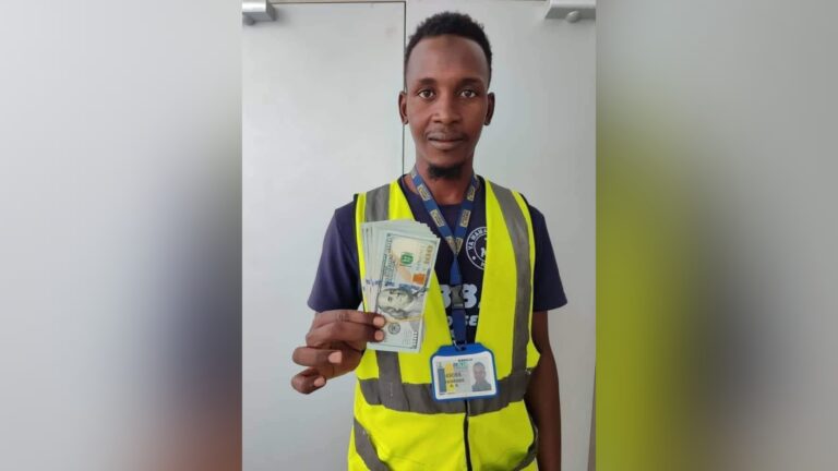 Airport cleaner returns $10,000 found in plane