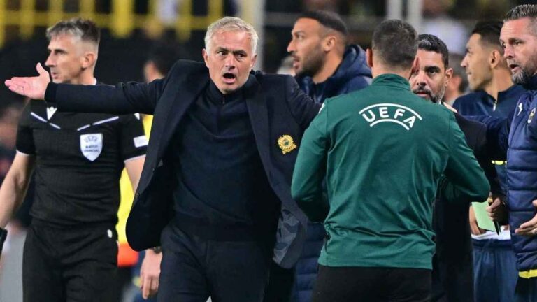 Mourinho sees red as Fenerbahce hold Man Utd to 1-1 draw