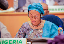 Video: ‘Stop singing, give your speech’ – Remi Tinubu confronts Adeleke in Ile-Ife