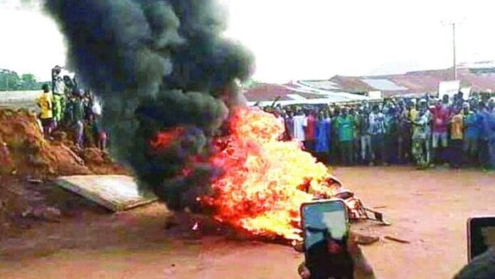 Angry youths set suspected phone thieves ablaze