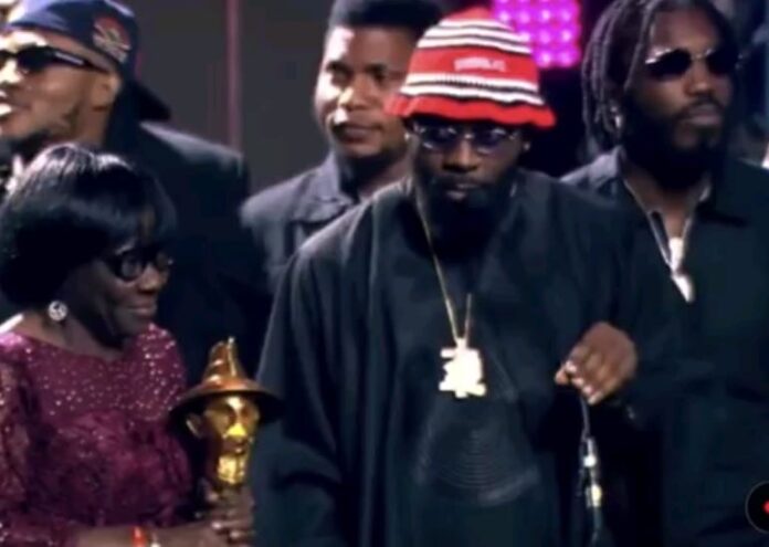 Drama as rapper Odumodublvck refuses to leave Headies' stage after winning award