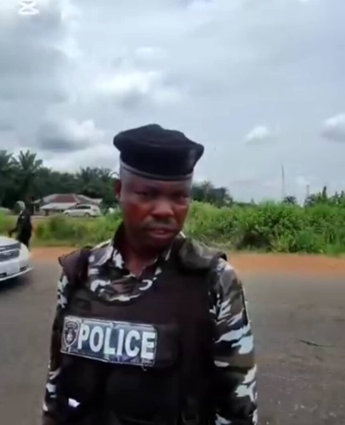 Police officer demands ₦5,000, 5 litres of fuel from motorists (Video)