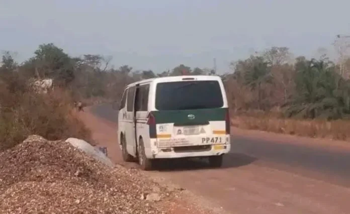 Gunmen hijack Benue Links bus, kidnap passengers Gunmen hijack Benue Links bus, kidnap passengers