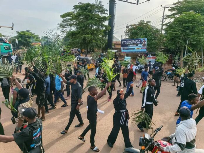 Protest: Angry youths block Abuja-Makurdi highway Protest: Angry youths block Abuja-Makurdi highway