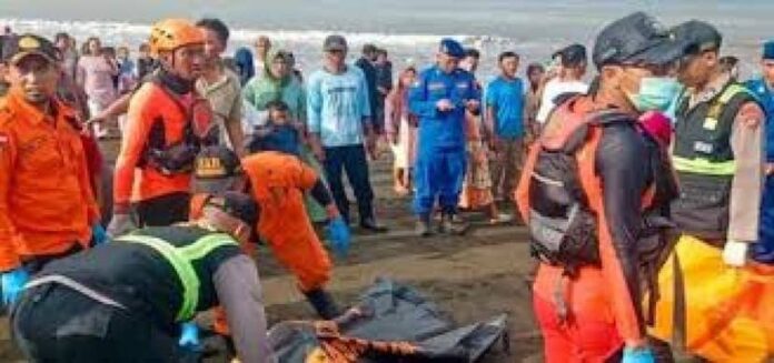 4 dead, dozens missing after ferry sank 4 dead, dozens missing after ferry sank