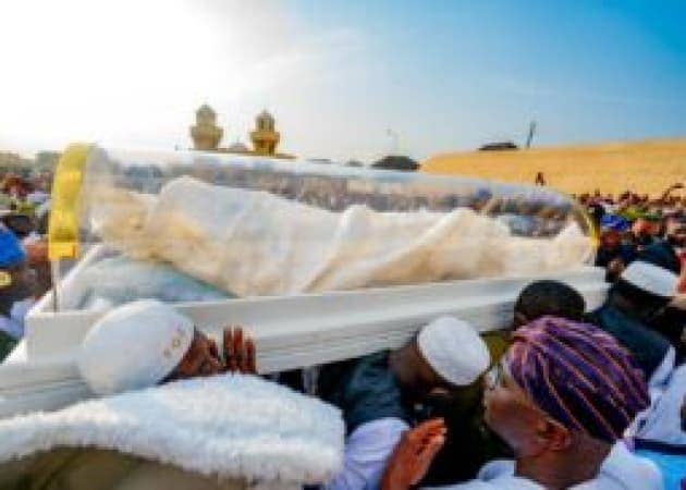 Lagos motor park fight turns deadly as passenger crushed to death Lagos motor park fight turns deadly as passenger crushed to death