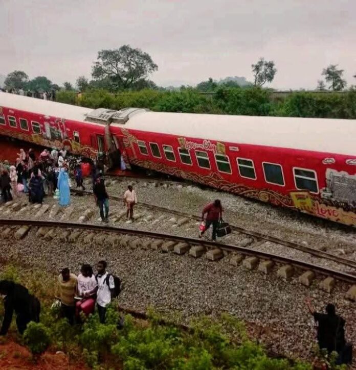 Chaos on Kaduna–Abuja rail line as train derails, several cabins overturn Chaos on Kaduna–Abuja rail line as train derails, several cabins overturn