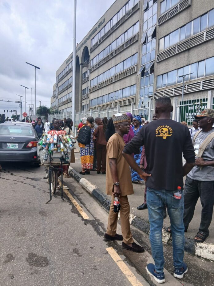 Staff locked outside Finance Ministry as Voluntarily Discharged Soldiers protest unpaid entitlements (Pictures)
