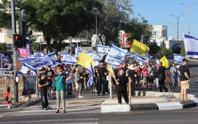 Israeli protesters demand Gaza ceasefire, hostage release ahead of cabinet meeting