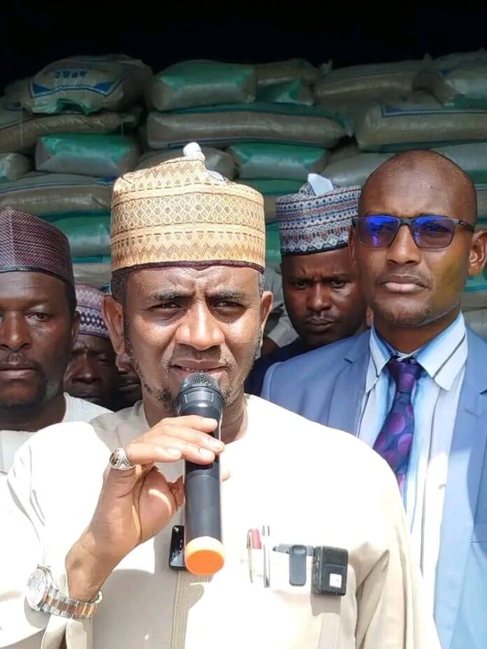 Bauchi Senator lift farmers with free mass animal vaccination, fertiliser distribution (Pictures)