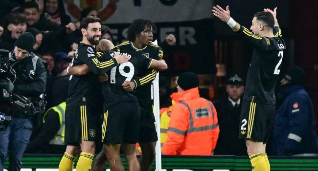 Manchester United snatch dramatic late victory to stall Arsenal’s title chase Manchester United snatch dramatic late victory to stall Arsenal’s title chase